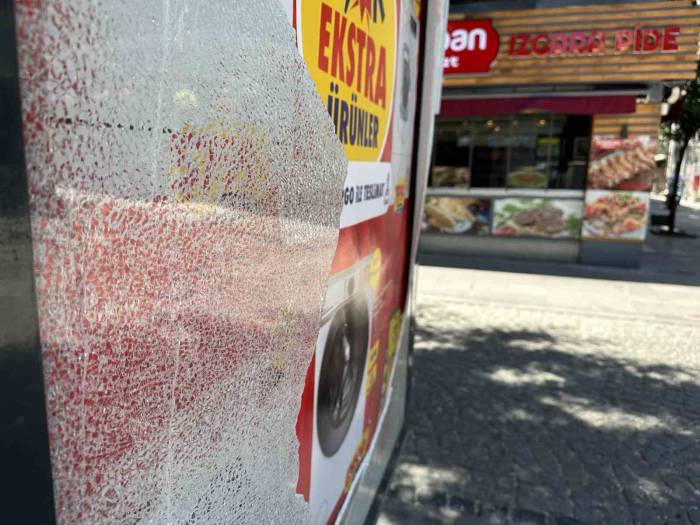 Kırılan Billboard Camı Tehlike Oluşturdu