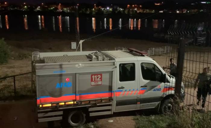 Dengesini Kaybederek Gölete Düşen Genç Kayboldu