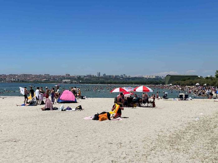 İstanbul’da Bayramın Son Günü Plajlar Doldu Taştı