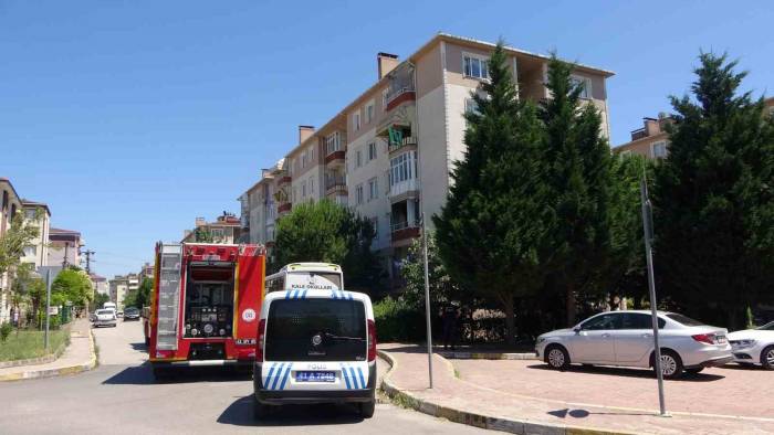 Ocaktaki Yemeği Unutup Uymuştu, Komşusu Kapıyı Kırarak Kurtardı