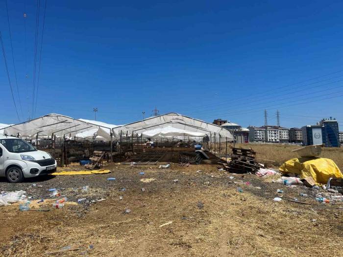 Bayramının Son Günü Avcılar’daki Kurban Çadırları Toplanmaya Başlandı