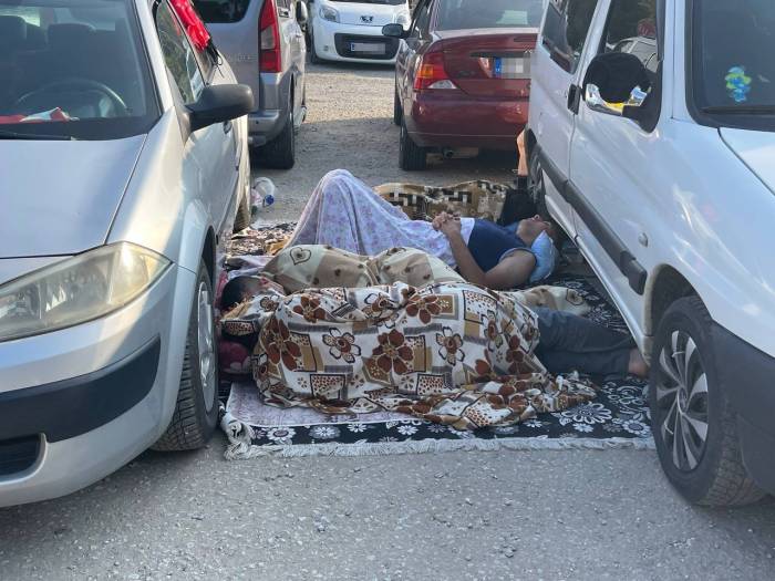 Otellerde Yer Bulamayan Tatilciler Araçlarda Sabahladı, Ortaya ’pes’ Dedirten Görüntüler Çıktı