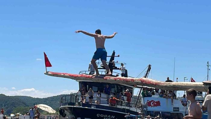 Yağlı Direkten Türk Bayrağını Alana 30 Bin Lira Değerinde Ödül