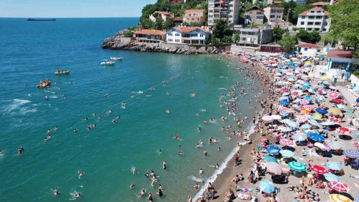 Akdeniz Sahillerini Aratmadı, 3 Bin Kişi Denize Akın Etti