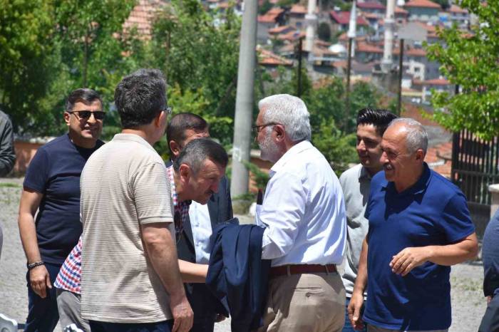 50 Yıl Sonra Mezun Oldukları Okulun Bahçesinde Buluşup Hasret Giderdiler