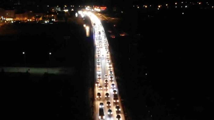 43 İlin Geçiş Güzergahında Gece Yarısı Yoğunluk: Tatilcilerin Dönüş Yolcuğu Sürüyor