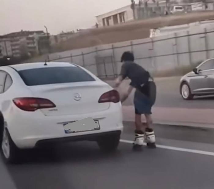 Otomobile Tutunarak Yolculuk Yapan Patenli Genç Canını Hiçe Saydı: Tehlikeli Yolculuk Kamerada
