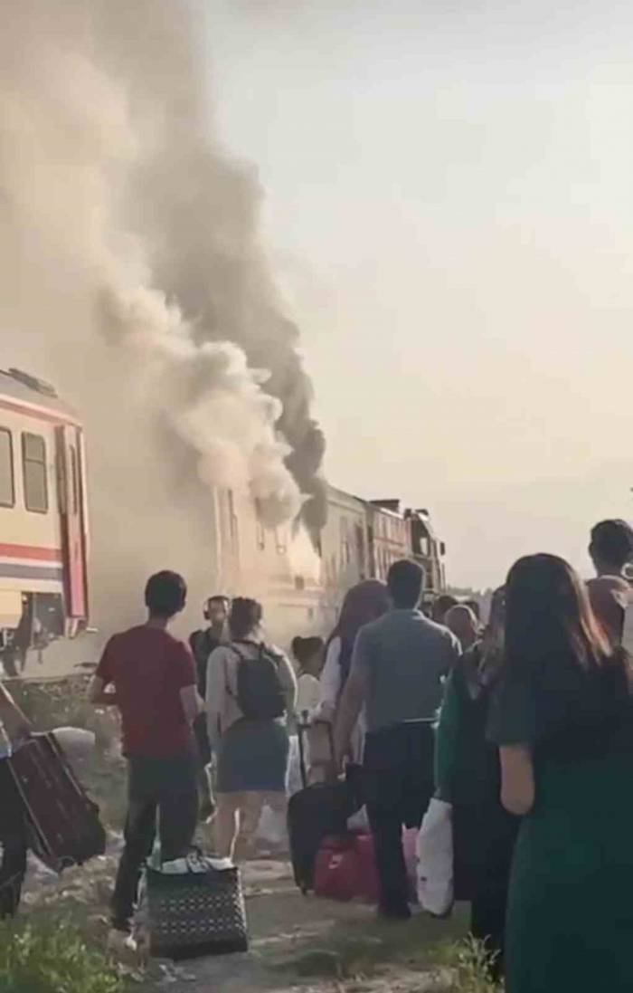 Yolcu Trenin Vagonu Alev Alev Yandı, Vatandaşlar Büyük Panik Yaşadı