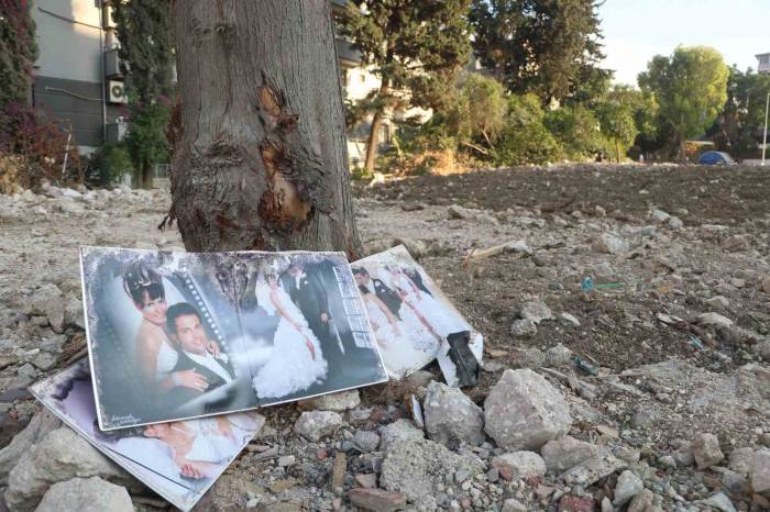 Enkazdan Geriye Kalan Fotoğraf Duygulandırdı