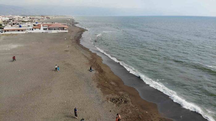 Enkaz Kent Hatay’ın 14 Kilometrelik Plajı Bu Bayram Boş Kaldı