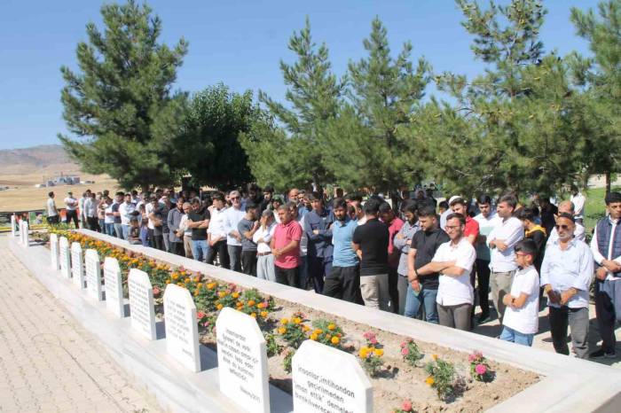 Diyarbakır’da Pkk’nın 31 Yıl Önce Katlettiği 2’si Çocuk 10 Kişi Anıldı