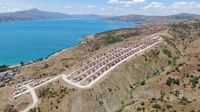 Göl Manzaralı Köy Konutları, Tatil Köyünü Aratmıyor