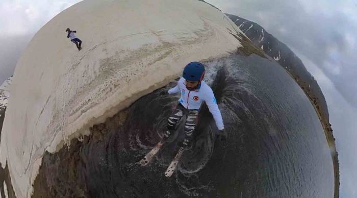 Temmuz Ayında Kayak Yaparak Gölün Üzerinden Geçti
