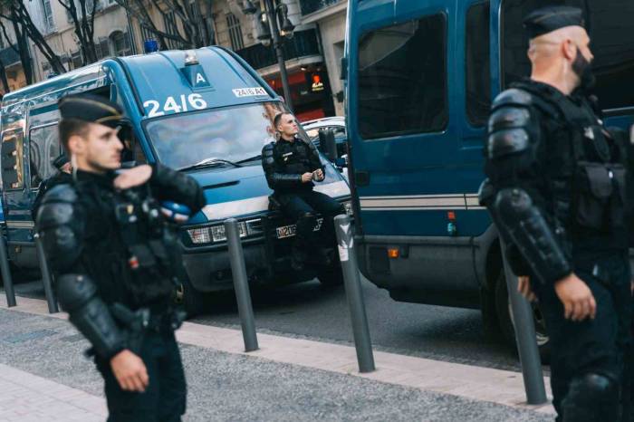 Fransa’da 17 Yaşındaki Genci Vuran Polis İçin 700 Bin Eurodan Fazla Bağış Toplandı