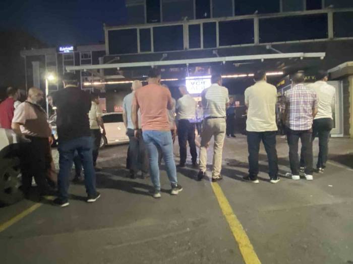 İstanbul’da Araca Silahlı Saldırı: 20 Yaşındaki Genç Hayatını Kaybetti