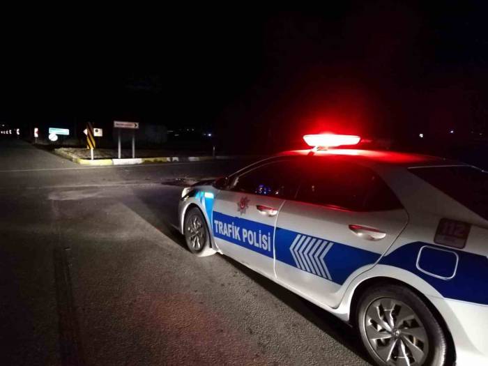 Karaman’da Otomobil Tıra Çarptı: 5 Yaralı