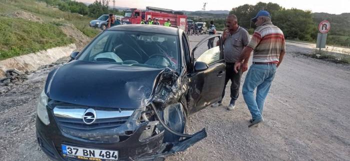 Kastamonu’da Hafif Ticari Araç İle Otomobil Çarpıştı: 10 Yaralı