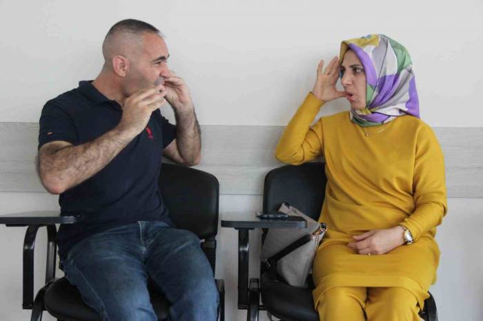 İşitme Engelli İkizinin Sesi Oldu