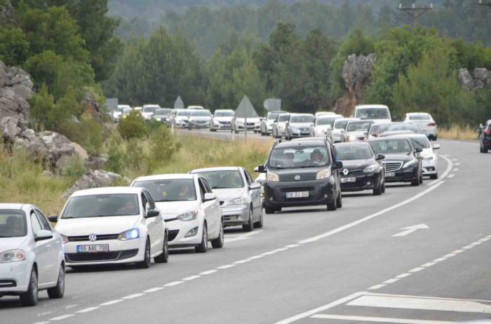 Tatil Dönüşü Antalya-konya Karayolunda Trafik Yoğunluğu