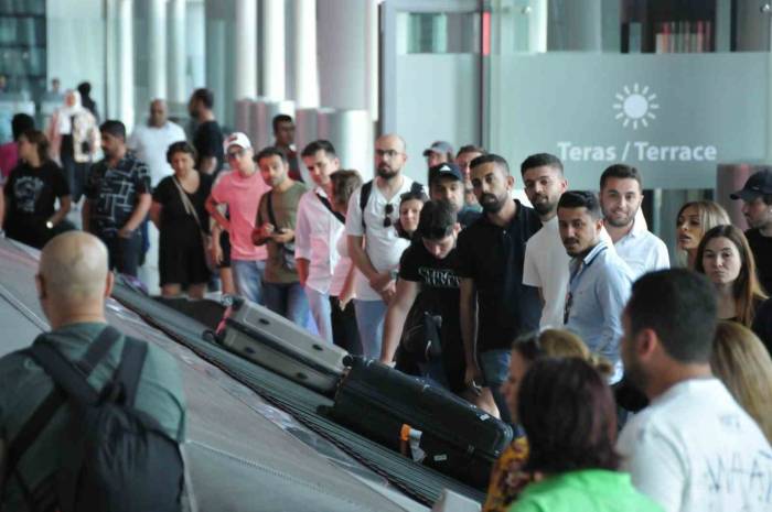 İstanbul Havalimanı’nda Bayram Dönüşü Yoğunluğu Sürüyor