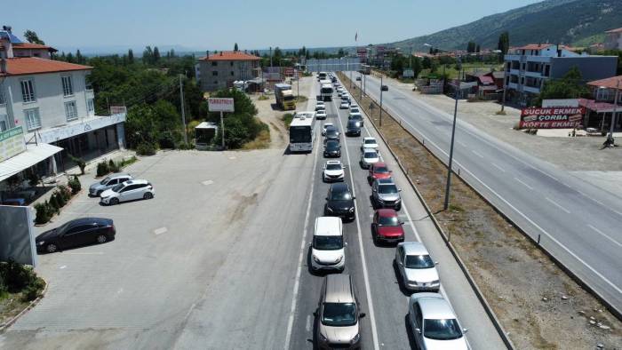 Afyonkarahisar-konya Karayolunda Tatilcilerin Dönüş Yoğunluğu Başladı