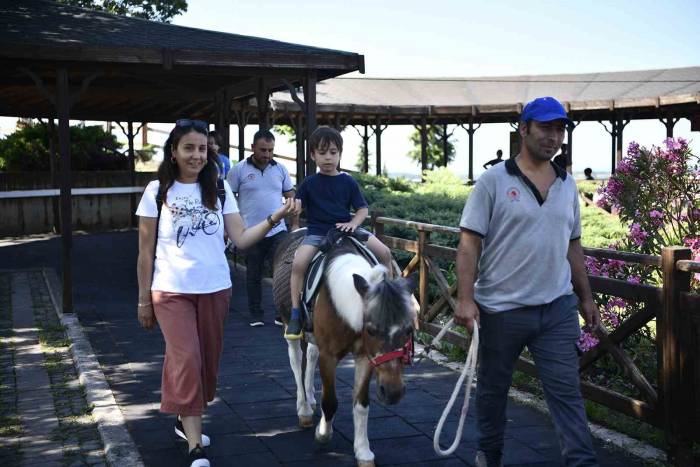 Samsun’da Çocukların Karne Ve Bayram Hediyesi Büyükşehir’den