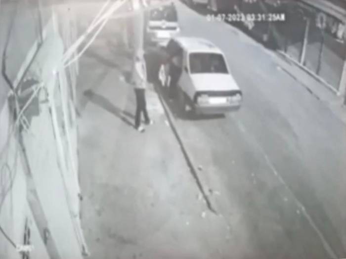 Otomobilin Kapısını Açıp İçindeki Malzemeleri Çaldılar
