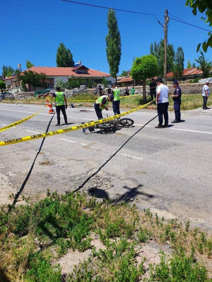 Motosiklet İle Pikap Çarpıştı: 2 Ölü