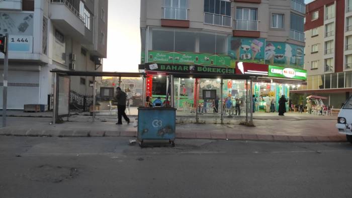 Yolun Ortasında Duran Çöp Kovası Vatandaşları Hayrete Düşürdü