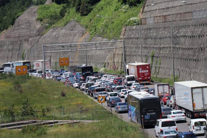 Zincirleme Kaza Tem Otoyolu Bolu Geçişinde Uzun Araç Kuyrukları Oluşturdu