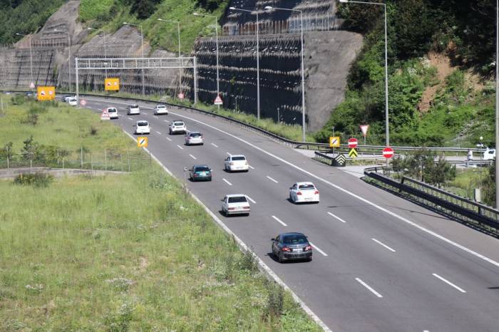 Tem’in Ve D-100 Kara Yolunun Bolu Geçişinde Akıcı Yoğunluk Devam Ediyor