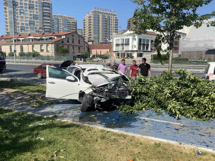 Zeytinburnu’nda Anne Ve Oğlu Feci Kazadan Kıl Payı Kurtuldu