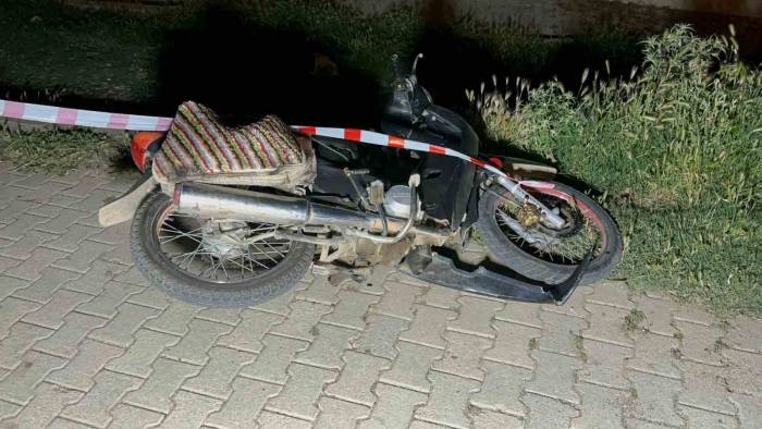 Park Halindeki Otomobile Çarpan Motosiklet Sürücüsü Yaralandı