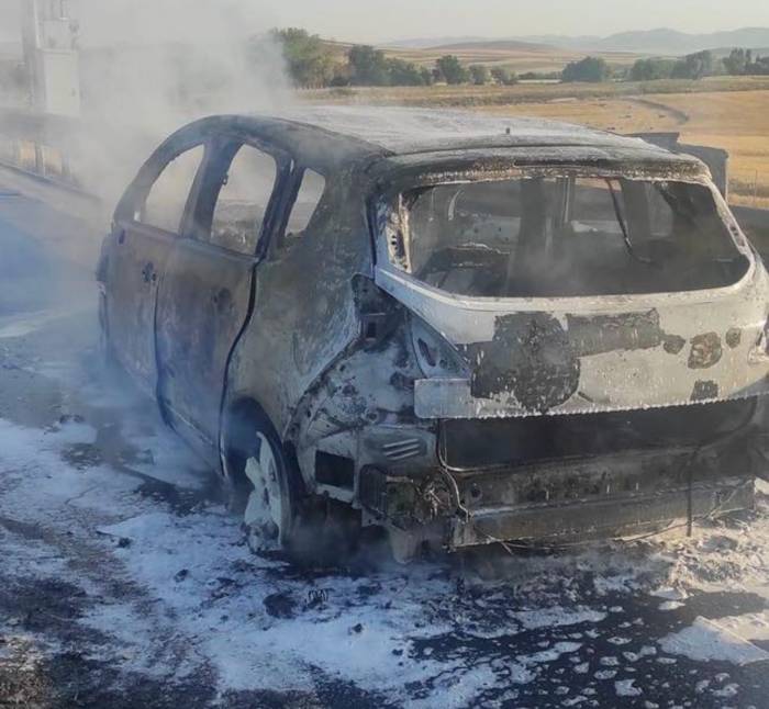 Aksaray’da Yanan Otomobil Küle Döndü