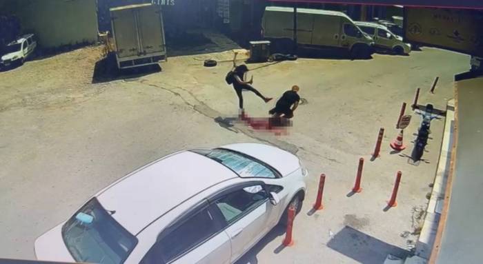 Arkadaşına Sokak Ortasında Dehşeti Yaşattı ,o Anlar Güvenlik Kameralarına Yansıdı
