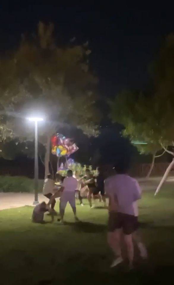 Yerdeki Gencin Yüzüne Topa Vurur Gibi Tekme Attı