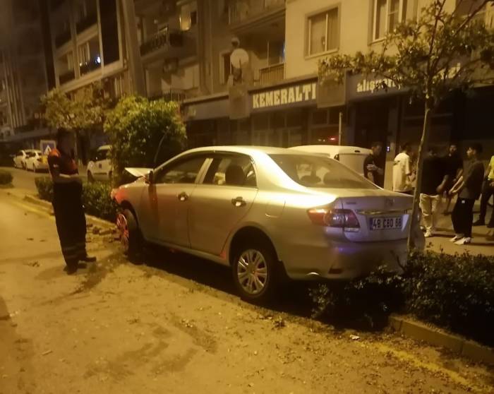 Sürücüsünün Direksiyon Hakimiyetini Kaybettiği Otomobil Orta Refüje Çıktı