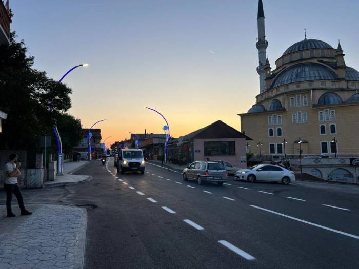 Karamürsel Caddesine Bin 700 Metrekare Kaldırım