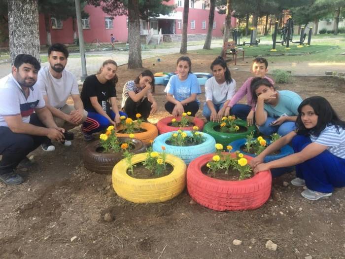 Atık Malzemeler Çiçek Saksısı Oldu
