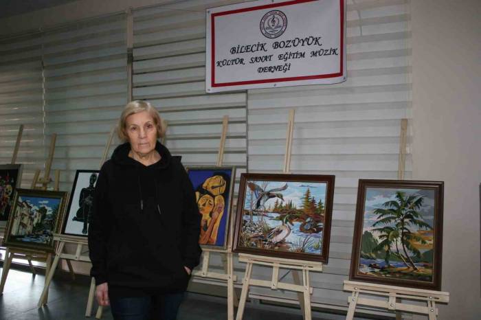 Yalnızlığını Resim Yaparak Gideriyor