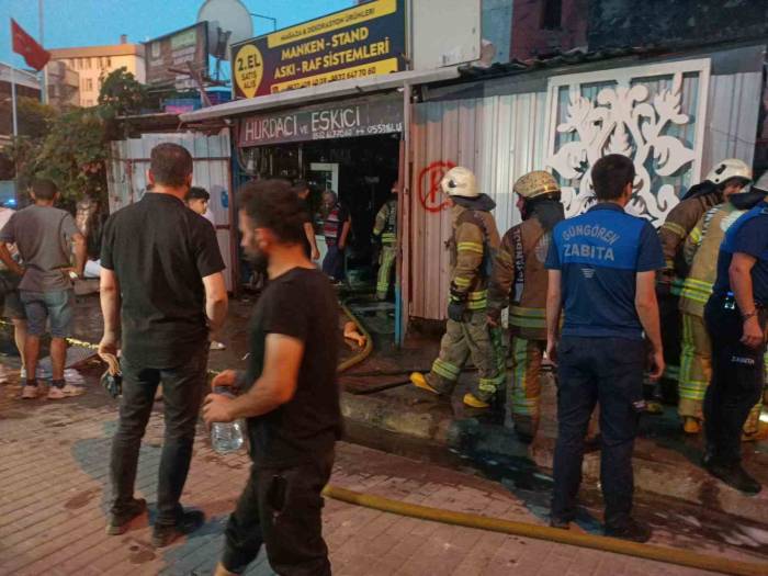 Güngören’de İkinci El Eşya Dükkanı Alev Alev Yandı