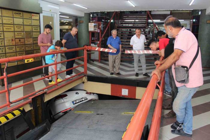 Otomobil, Asansörlü Otoparka Sıkıştı