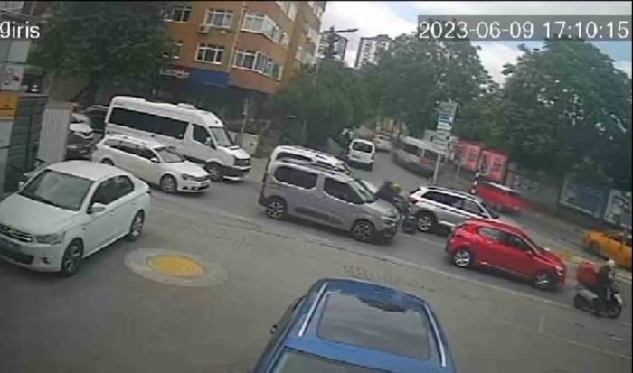 Kadıköy’de Kırmızı Işıkta Otomobilin Camını Kırıp Çantayı Çaldılar