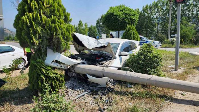 Yoldan Çıkan Otomobil, Elektrik Direğine Çarptı: 3 Yaralı