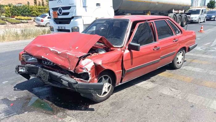 Kırmızı Işıkta Bekleyen Otomobile Çarptı: 4 Yaralı