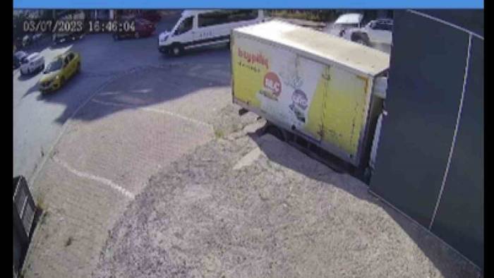 Suv Tipi Araç, Çarpıştığı Hafif Ticari Aracın Üstünden Atladı: 1 Yaralı