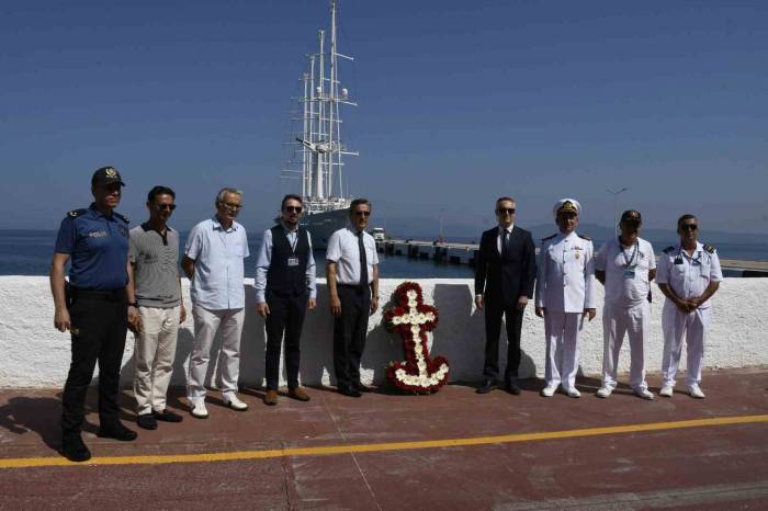 Kuşadası Denizine Şehitler Anısına Çiçek Bırakıldı