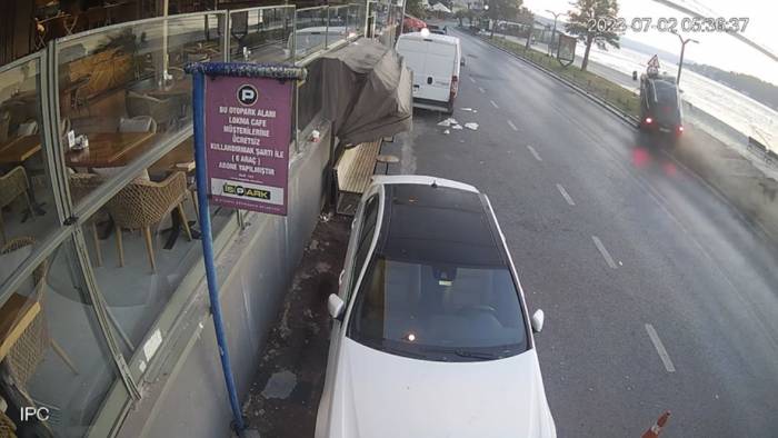 İstanbul’da Dehşet Anları Kamerada: Taklalar Attığı Cipten Sağ Çıktı, Ortalık Savaşa Alanına Döndü