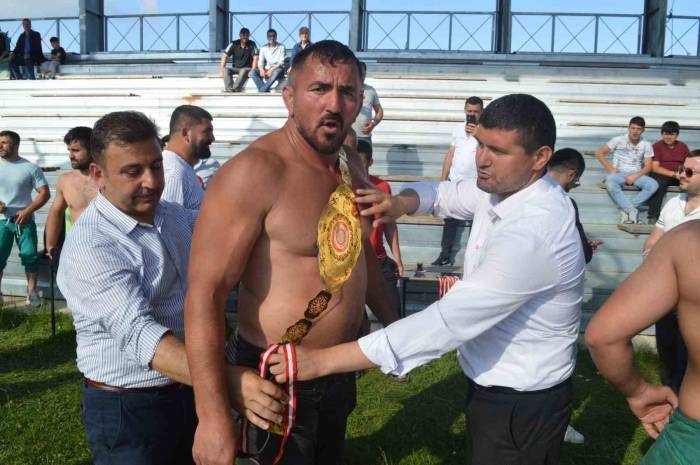 Bafra Bengü Güreşleri’nde Başpehlivan Fatih Kambur Oldu