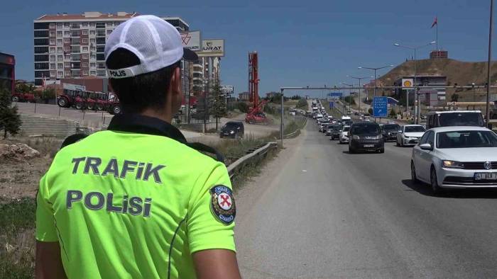 Bayram Bilançosu Netleşti: 43 İlin Geçiş Güzergahından 800 Bin Araç Geçiş Yaptı